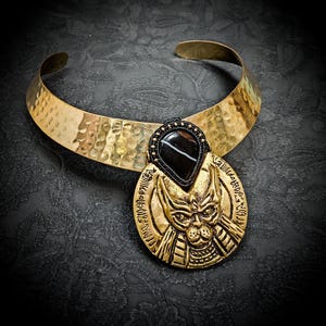 Mässing Original Exklusiv Design Massivt Bastet Hieroglyfiskt Strimlat Svart Agat Choker Halsband - Nya Co-Tribal Juveler - Antik Egypten Inspirerad