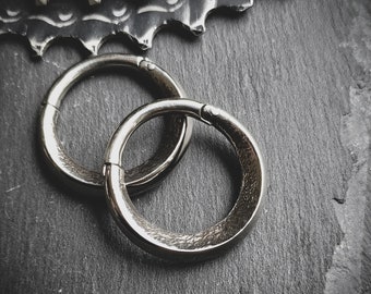 Silverpläterade industriella texturerade unisexörhängen i medelstorlek med öronvikt - nya co-designade smycken - utsträckta öron - kroppsmodifiering - ny co-chic