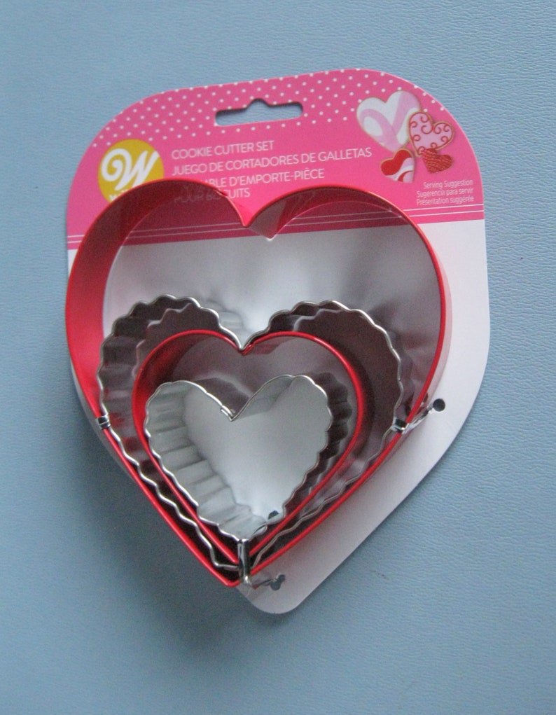 Heart /& Love Cookie Cutters Set of 4 HEARTS Wilton Heart Cookie Cutters in 4 Sizes 4 Metal Heart Cookie Cutters 2 Red - 2 Silver