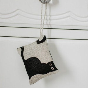Black cat lavender scent sachet / Halloween cat print / Linen scent sachet / Natural lavender scent bag/ dried lavender pillow / Black cat