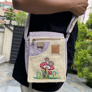 Mini sac à passeport unique en chanvre brodé d'escargots et de champignons, sac à bandoulière hippie, sac de voyage écologique, sac à bandoulière unisexe bohème