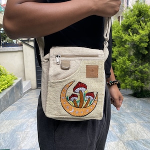 Petit sac champignon avec broderie lune en chanvre, sac bandoulière multipoches, sac écologique en chanvre, sac hippie à bandoulière, sac de voyage unisexe