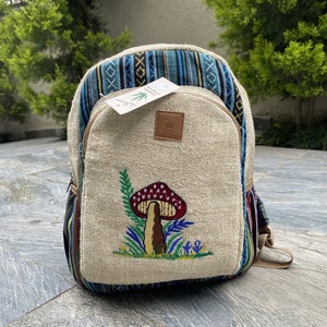 Grand sac à dos unique, réglable et fabriqué à la main en chanvre brodé de champignons avec poche pour ordinateur portable, sac à dos casual, sac à dos bohème, sac à dos hippie