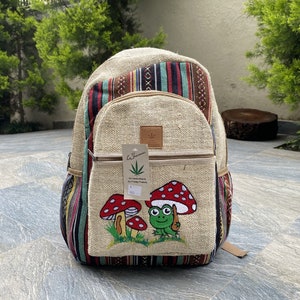 Grand sac à dos en chanvre motif champignon avec broderie grenouille, mode chanvre durable, sac à dos de voyage, sac à dos hippie, sac à dos bohème