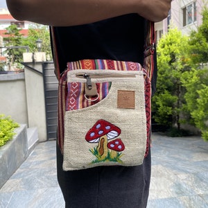 Mini sac pour passeport écologique brodé de champignons de chanvre avec bandoulière réglable, sac à bandoulière de voyage unisexe bohème, cadeau d'anniversaire