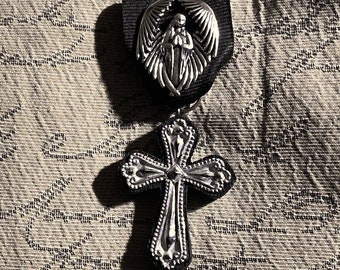 Medalla/broche gótico con ángel y cruz: Cruz gótica clásica única con ángel vengador o guardián de alas anchas sobre cinta negra.