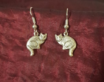 Facing Pair Silver-Tone Lightweight Cat Earrings in Vintage Style on Nickel-Free Ear Wire