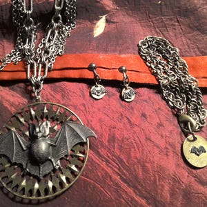 Puede incluir: Una taza de cer&aacute;mica blanca con un asa negra y el texto "But First, Coffee" en negrita negra. La taza se encuentra sobre un fondo neutro, resaltando su dise&ntilde;o simple.