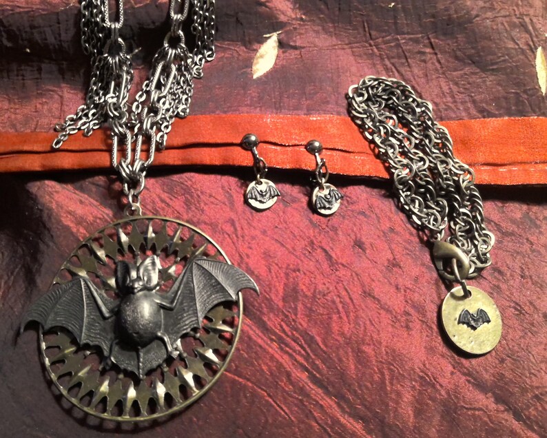 Puede incluir: Una taza de cer&aacute;mica blanca con un asa negra y el texto "But First, Coffee" en negrita negra. La taza se encuentra sobre un fondo neutro, resaltando su dise&ntilde;o simple.