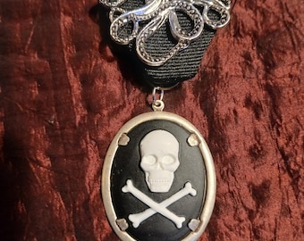 Medalla de camafeo de esqueleto de calavera y huesos cruzados de pirata Kraken: Medalla pirata/gótica con pulpo/Cthulhu en cinta