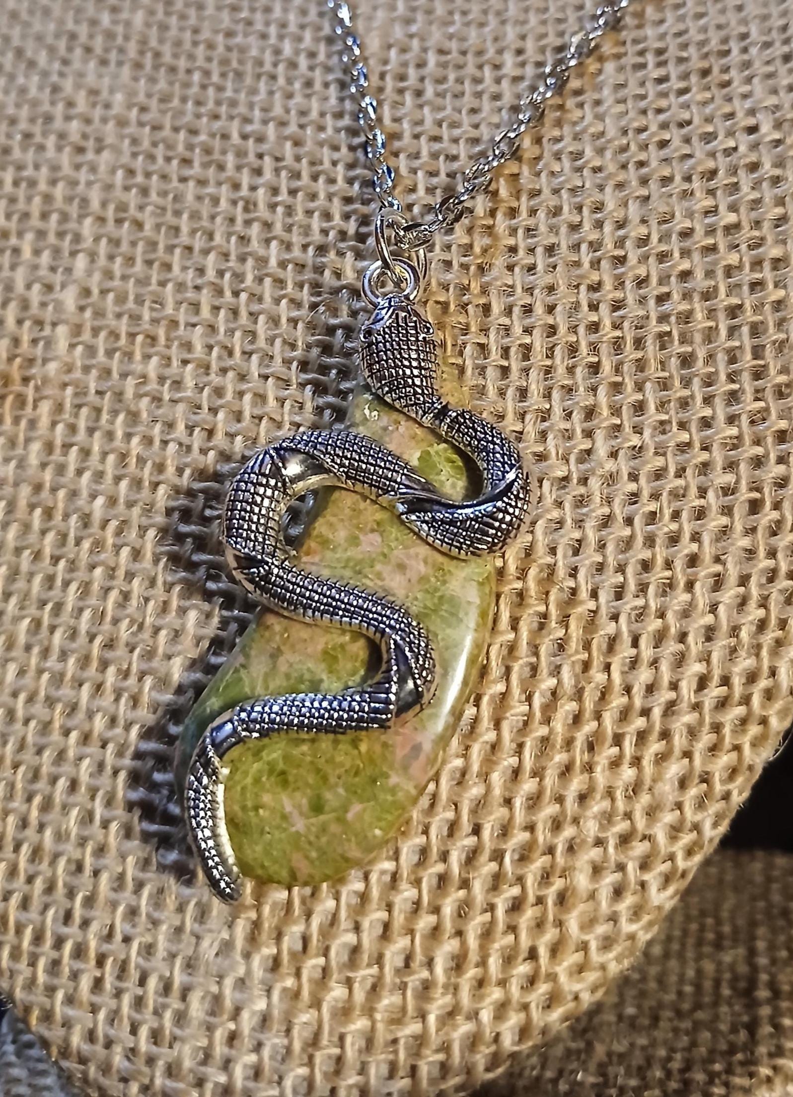 Serpente e pietra, guarigione Sidewinder: ciondolo a forma di serpente Sidewinder color argento con sfondo in pietra Unakite curva su catena in argento anticato