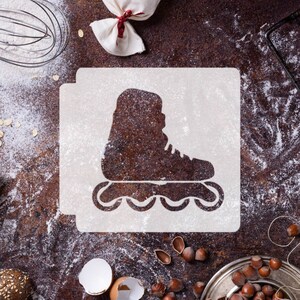 Könnte beinhalten: Weiße Schablone eines Rollschuhs auf einer braunen Oberfläche, die mit weißem Mehl bedeckt ist. Die Schablone befindet sich auf einem weißen Hintergrund.