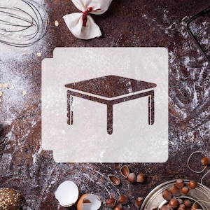 Puede incluir: Una plantilla cuadrada, blanca y plana que presenta un icono centrado, audaz y de color oscuro de una mesa de cuatro patas. La plantilla tiene una pestaña en el borde superior y está colocada sobre un fondo oscuro y texturizado.
