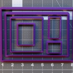 Puede incluir: Conjunto de cuatro cortadores de galletas de plástico morado en forma de cuadrados, siendo el cuadrado más grande de aproximadamente 7,5 cm por 7,5 cm.