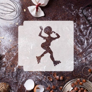 Könnte beinhalten: Weiße Schablone mit einer Silhouette einer Person auf Rollschuhen. Die Schablone befindet sich auf einer braunen Oberfläche mit verstreutem Mehl.