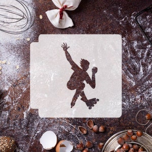 Könnte beinhalten: Eine weiße Schablone mit einer Silhouette einer Person beim Rollschuhlaufen. Die Schablone befindet sich auf einer braunen Oberfläche mit verstreutem Mehl.