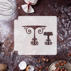 Puede incluir: Plantilla de plástico blanco con dos diseños: un soporte para pasteles con una parte superior decorativa y un pedestal único. La plantilla está sobre una superficie marrón con harina esparcida alrededor.