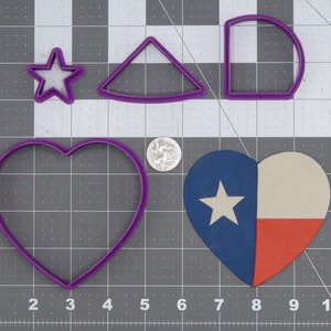 Könnte beinhalten: Ein Satz mit fünf violetten Plastik-Ausstechern. Die Ausstecher sind in Form eines Herzens, eines Sterns, eines Dreiecks, eines Halbkreises und einer Texas-Flagge. Die Ausstecher befinden sich auf einem grauen Gitterhintergrund.