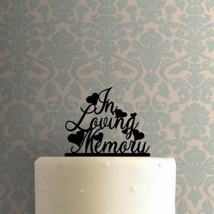 Pode incluir: Topo de bolo de acrílico preto com as palavras "In Loving Memory" e pequenos corações.