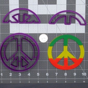 Puede incluir: Un conjunto de cortadores de galletas de plástico morado en varias formas, incluyendo un símbolo de la paz y un arco parcial. También hay un símbolo de la paz colorido en rojo, amarillo y verde. Los artículos están dispuestos sobre una superficie de cuadrícula gris.