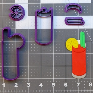 Puede incluir: Cortadores de galletas de plástico morado en forma de vaso de té helado, rodaja de limón, pajita y vaso de Bloody Mary. El cortador de galletas Bloody Mary es rojo y tiene una pajita verde y una rodaja de limón amarilla.