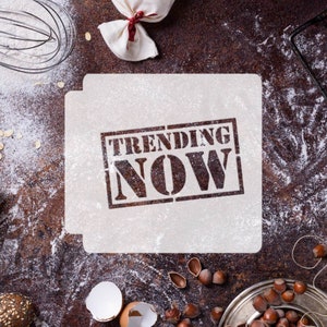 Puede incluir: Una plantilla blanca con las palabras "TRENDING NOW" en letras negras sobre un fondo marrón con harina y utensilios de repostería.