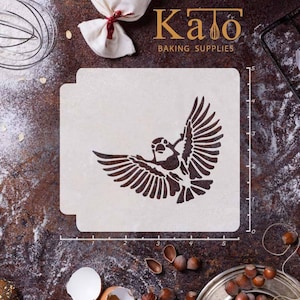 Könnte beinhalten: Zwei quadratische Schablonen mit einem Vogelmotiv im Flug. Das Vogeldesign ist dunkelbraun auf hellbeigem Hintergrund. Die Schablonen liegen auf einer dunkelbraunen Oberfläche. Der Text "Kato Baking Supplies" ist oben sichtbar.