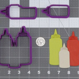 Pode incluir: Cortadores de biscoitos de plástico roxo em forma de garrafas de condimento. Existem duas garrafas individuais e um cortador duplo. O cortador duplo tem duas garrafas lado a lado.