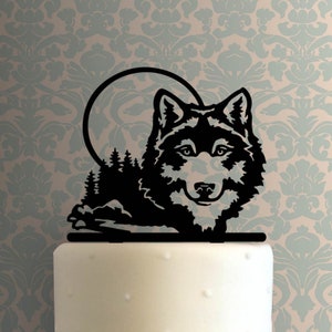 Könnte beinhalten: Schwarze Silhouette eines Wolfes, der zum Mond heult, mit einem Wald dahinter. Dies ist ein Tortendekor.