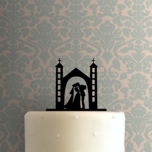Coppia di sposi sotto l&#39;arco della chiesa 225-B211 Cake Topper