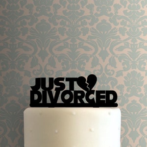 Può includere: Topper per torta nero con il testo "JUST DIVORCED" e un cuore spezzato.
