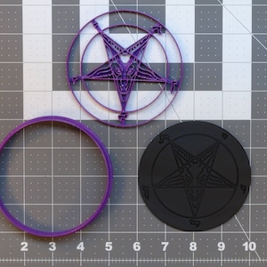 Könnte beinhalten: Ein lila Kunststoff-Ausstechersatz mit einem Pentagramm-Design in einem Kreis, zusammen mit einem separaten kreisförmigen Ausstecher. Ein schwarzer, kreisförmiger Abdruck des Designs ist ebenfalls vorhanden. Das Set befindet sich auf einer grauen Oberfläche.