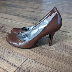 Vintage BCBG Round Toe Pumps, Size 6 Brown Leather