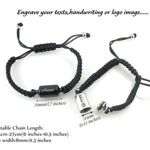 Puede incluir: Dos pulseras trenzadas negras con cordones ajustables. Una tiene un dije cilíndrico negro grabado con "Anna", de 30mm. La otra tiene un dije de campana grabado con "Max", de 11mm. Longitud de cadena ajustable: 15cm-27cm.