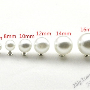 Puede incluir: Surtido de seis botones de nácar blanco en varios tamaños, que van de 6 mm a 16 mm. Los botones están dispuestos en una fila del más pequeño al más grande.