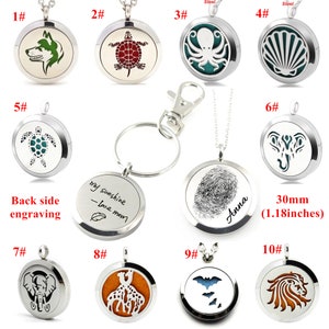 Könnte beinhalten: Zehn silberne Anhänger mit verschiedenen Designs. Die Anhänger zeigen eine Vielzahl von Bildern, darunter einen Wolf, eine Schildkröte, einen Oktopus, eine Muschel, einen Elefanten, eine Giraffe, eine Fledermaus und ein Pferd. Die Anhänger haben einen Durchmesser von 30 mm (1,18 Zoll) und können für Aromatherapie oder als dekoratives Schmuckstück verwendet werden.