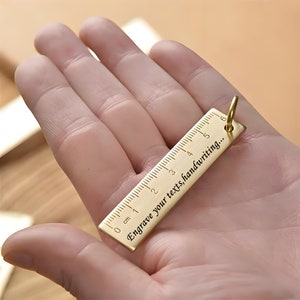 Mini righello in ottone personalizzato, righello con incisione a mano, ciondolo con nome personalizzato per bambini