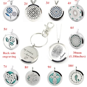 Puede incluir: Diez collares difusores de aromaterapia plateados con diferentes diseños. Los collares presentan una variedad de patrones, incluyendo diseños florales, geométricos y abstractos. Algunos collares tienen un pequeño colgante con un mensaje grabado, como "my sunshine - love mom" y "Live by Faith". Un collar es un llavero con un diseño de huella digital y el nombre "Anna" grabado. Los collares tienen un diámetro de 30 mm (1,18 pulgadas).