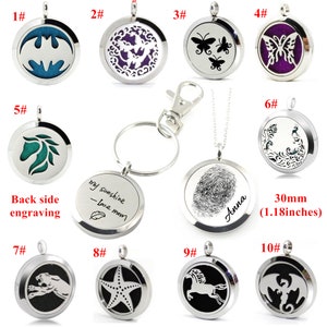 Könnte beinhalten: Zehn silberne Anhänger mit verschiedenen Designs. Die Anhänger haben einen Durchmesser von 30 mm (1,18 Zoll). Einige der Designs beinhalten einen Schmetterling, ein Pferd, einen Seestern, einen Drachen und einen Fingerabdruck. Die Rückseite eines Anhängers ist mit dem Text "my sunshine - love mom" graviert.