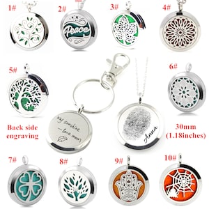 Puede incluir: Diez difusores de aceite esencial de plata estilo medallón con varios diseños. Los difusores tienen un diámetro de 30 mm (1,18 pulgadas). Algunos de los diseños incluyen un árbol, un signo de paz, una hoja, un mandala, un trébol, una mano de hamsa y una telaraña. Los difusores se pueden usar como collares o llaveros.