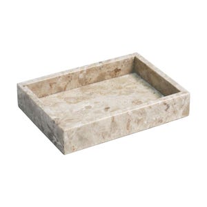 Puede incluir: Una bandeja rectangular de mármol beige con una superficie lisa. La bandeja es perfecta para guardar joyas, llaves u otros objetos pequeños.