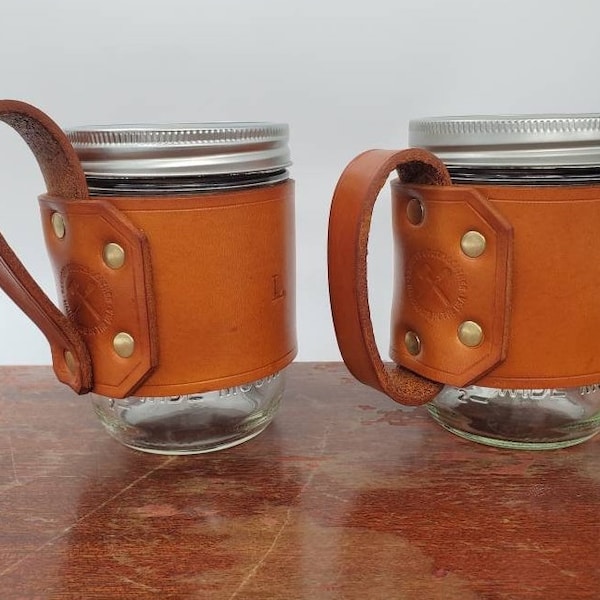 Pote de couro para vidro, porta-latas de couro, caneca para camping, caneca térmica, pote de vidro, escolha a cor do couro, escolha o estilo da alça, monograma