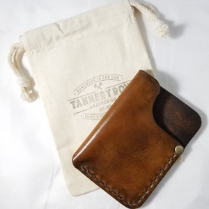 Billetera de hombre, billetera delgada de cuero, perfil pequeño, minimalista, un bolsillo, cuero marrón antiguo con hilo de cáñamo marrón - Monograma GRATIS