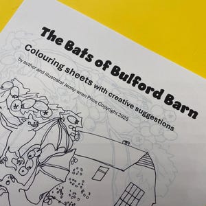 Puede incluir: Una hoja para colorear en blanco y negro titulada "The Bats of Bulford Barn" con ilustraciones de murciélagos y un granero. El texto incluye "Colouring sheets with creative suggestions" y el año de copyright 2025.