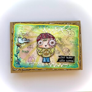 Carte Stay Trippy Little Hippie - Carte de voeux bohème faite main - Carte d'art Enfant Peace and Love, phosphorescente