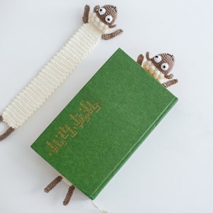 Marcapáginas creativo y genial: regalo adorable para amantes de las ovejas. Lector ávido, adorno de oveja negra tejida a crochet para niños. Envíos desde EE. UU.