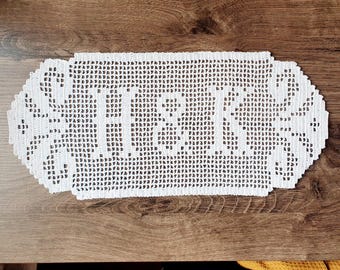 Spersonalizowany szydełkowy baner pamiątkowy, spersonalizowany napis z nazwiskiem rodziny, koronkowe tło na ceremonię, dekoracja ścienna z nazwiskiem ślubnym, prezent na rocznicę ślubu