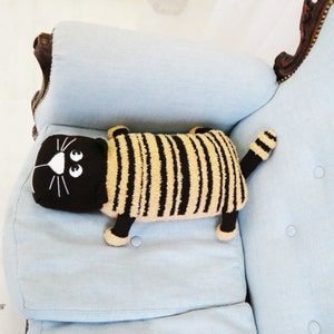 Cat interior pillow knit crochet nice sweet cat. image 3