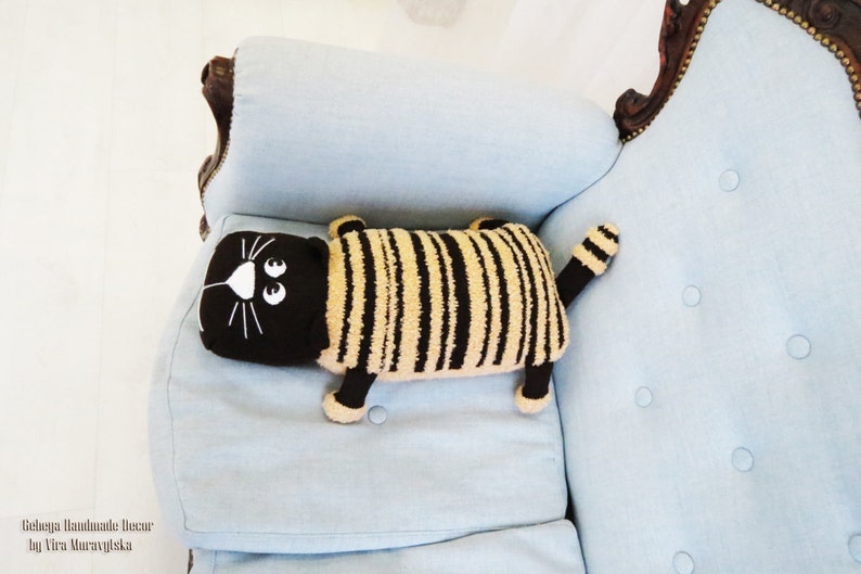 Cat interior pillow knit crochet nice sweet cat. image 3