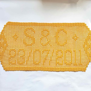 Letrero de aniversario de algodón personalizado con fecha: letras de la primera familia hechas a crochet con encaje personalizado. Idea especial para regalo de boda